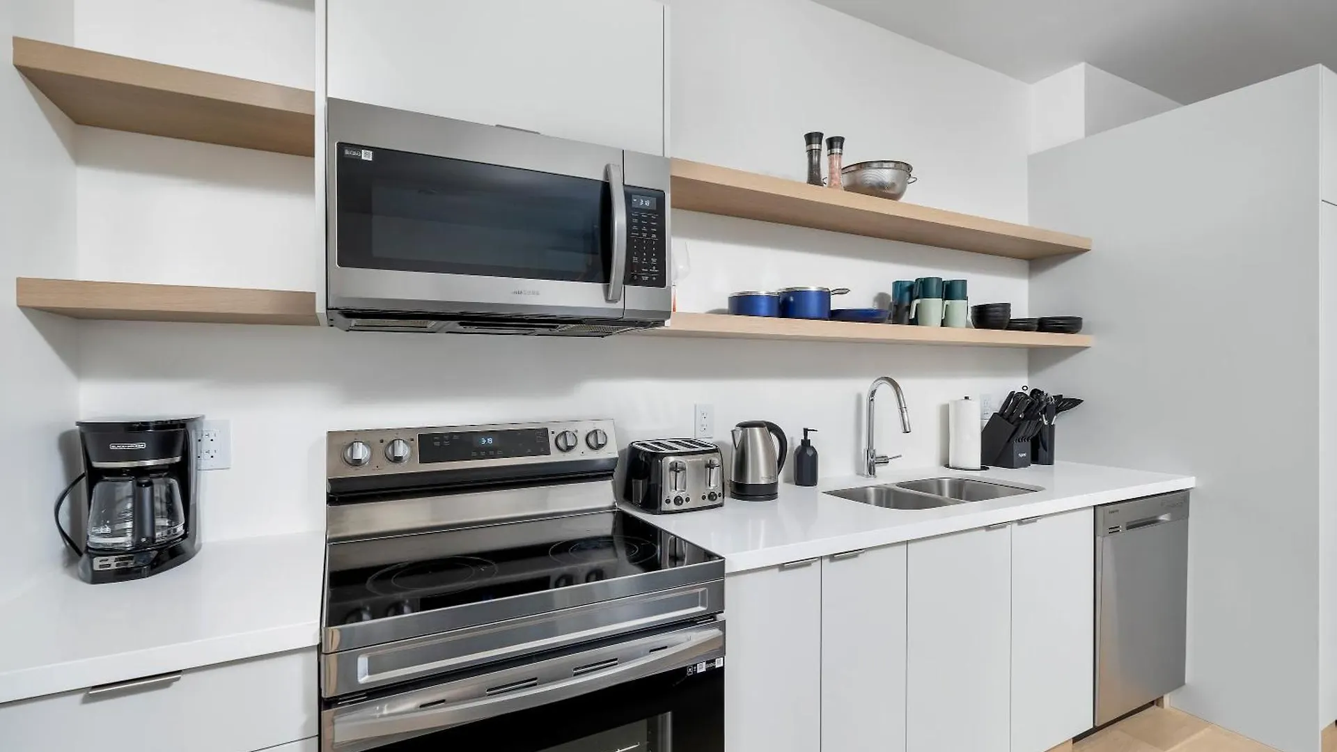 Σπίτι διακοπών Luxury 2-Bedroom Oasis At College & Bathurst Τορόντο