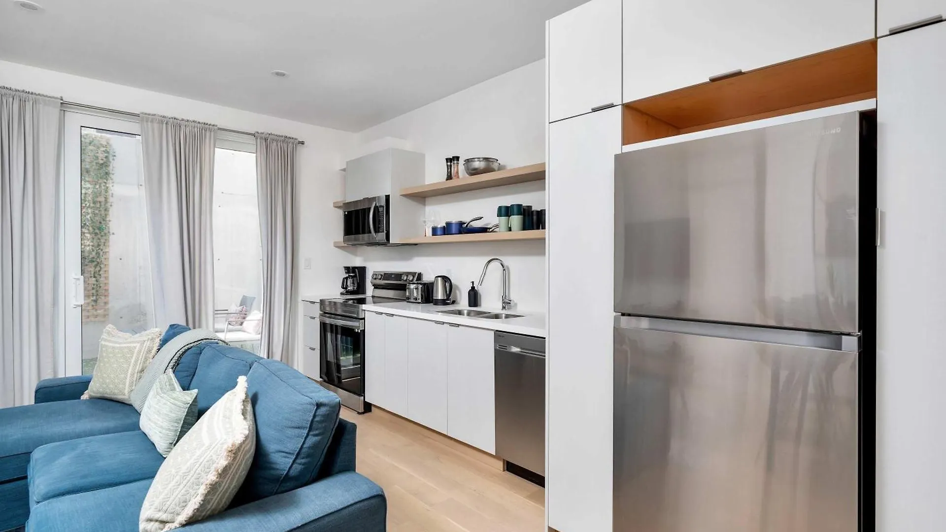 Luxury 2-Bedroom Oasis At College & Bathurst Toronto 0*,