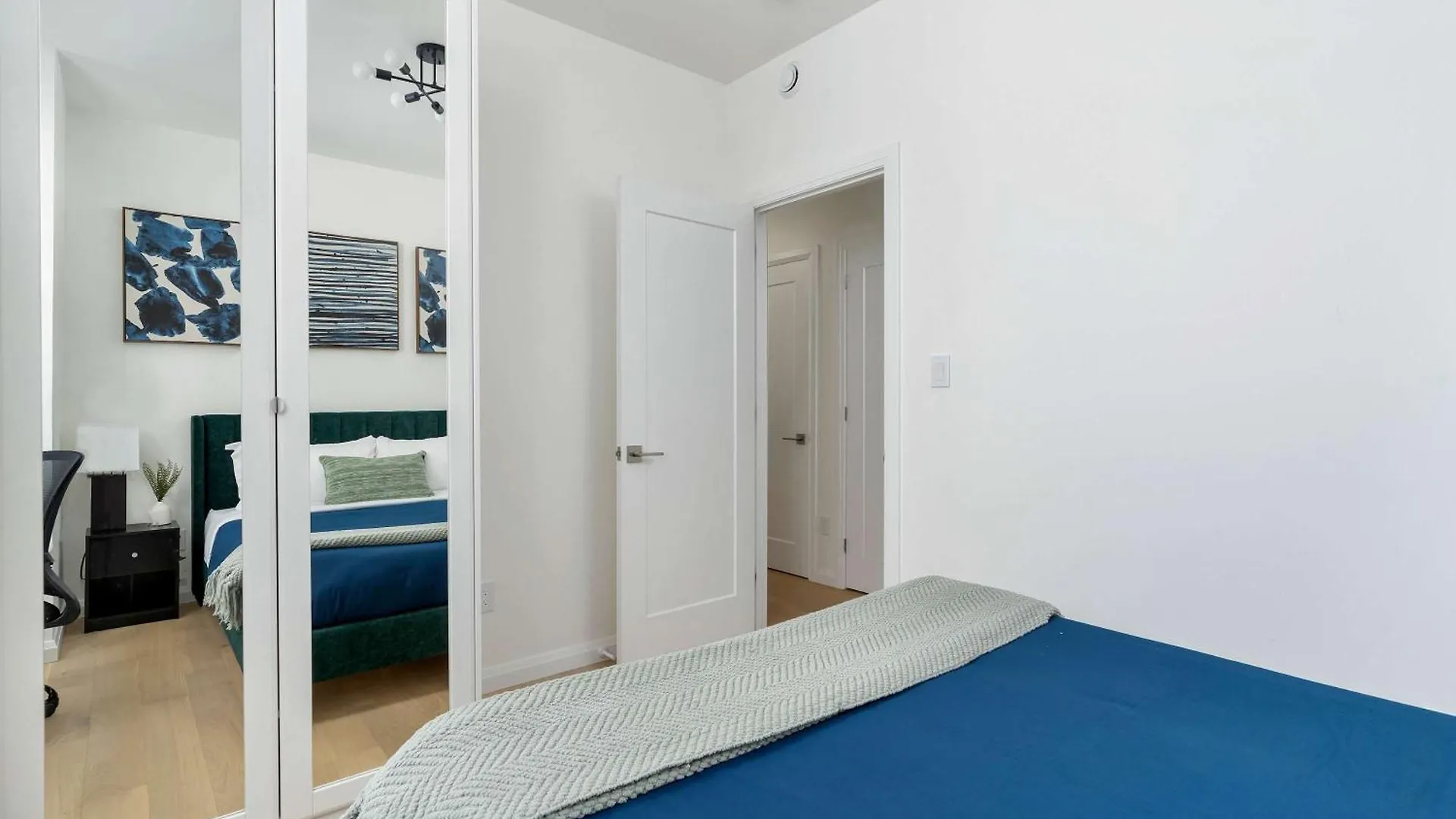 Luxury 2-Bedroom Oasis At College & Bathurst Toronto Canada