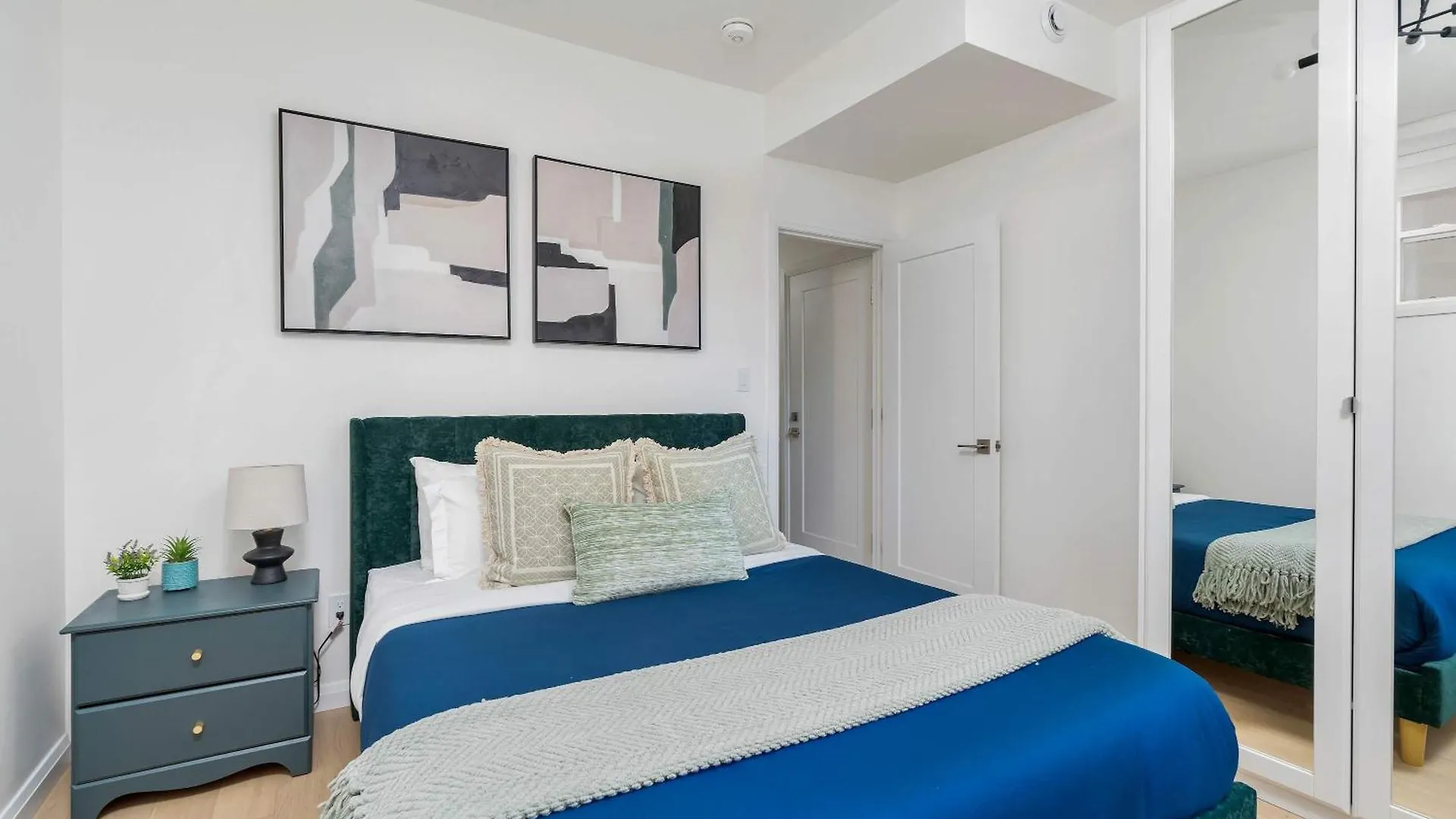 Luxury 2-Bedroom Oasis At College & Bathurst Toronto