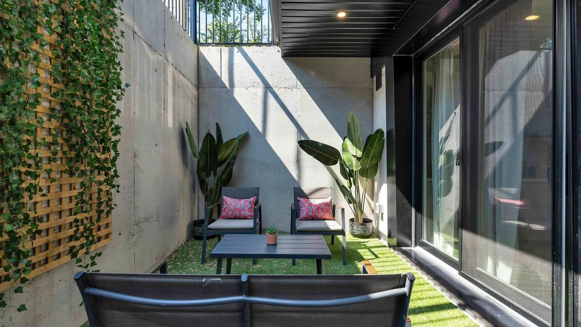 Luxury 2-Bedroom Oasis At College & Bathurst Toronto 0*,
