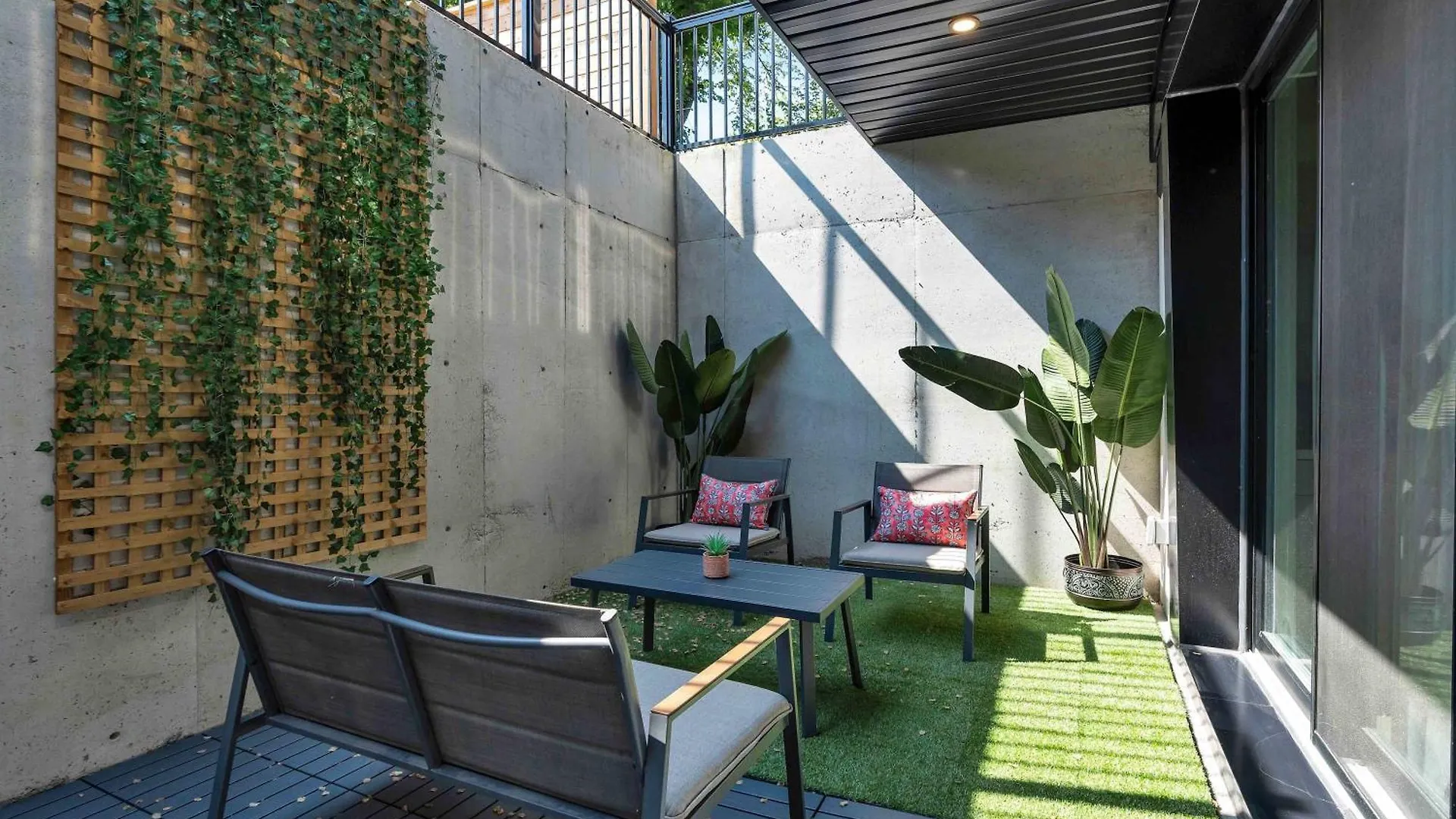 Luxury 2-Bedroom Oasis At College & Bathurst Toronto Holiday home