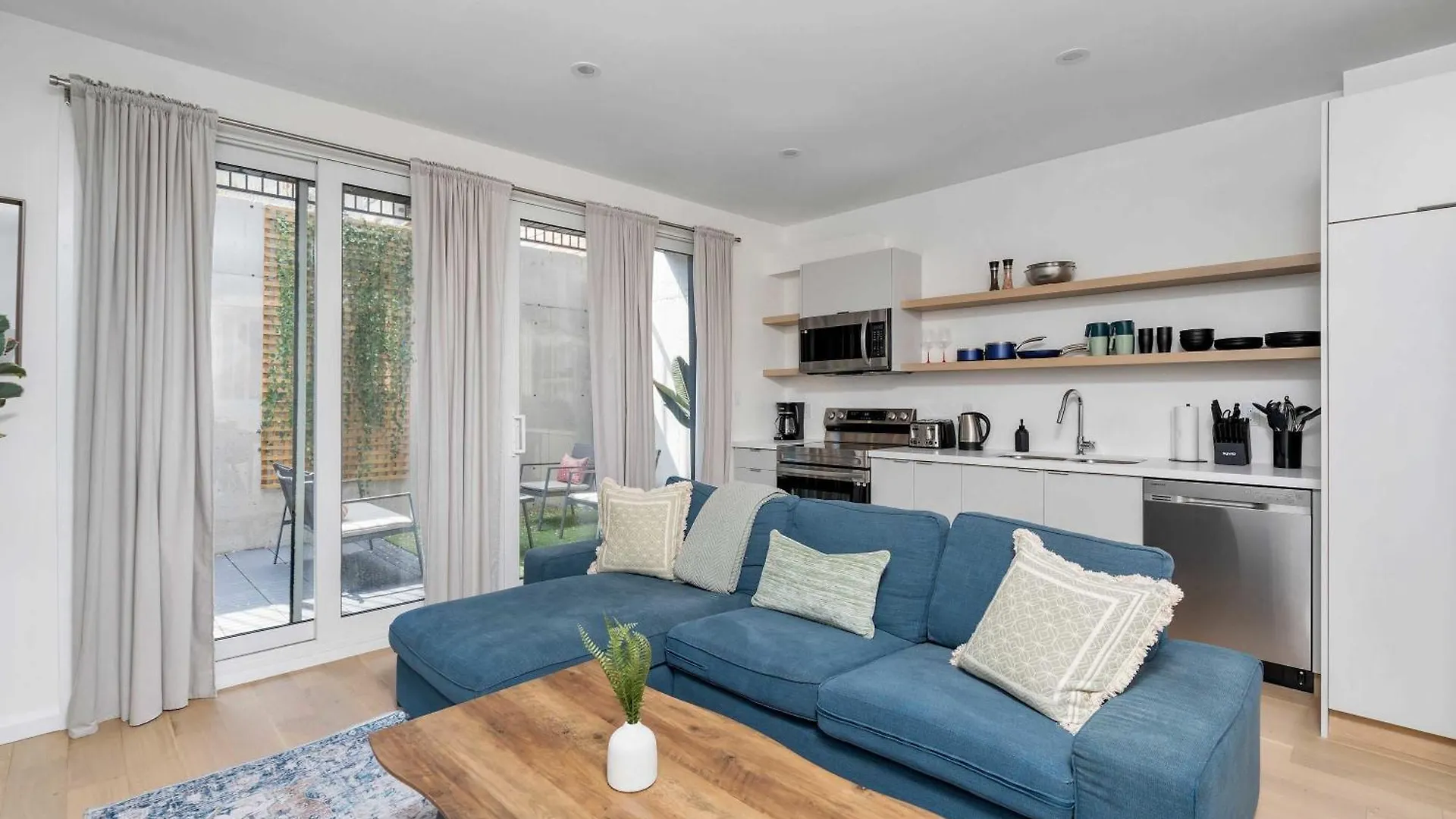 Luxury 2-Bedroom Oasis At College & Bathurst Toronto Canada