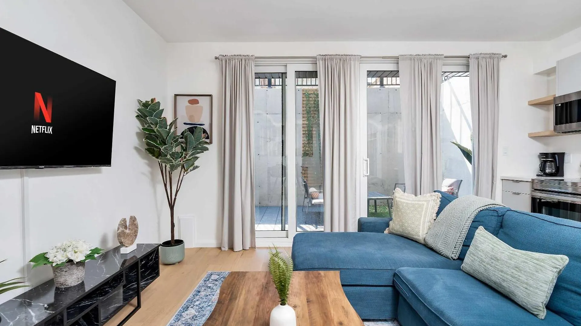 Luxury 2-Bedroom Oasis At College & Bathurst Toronto