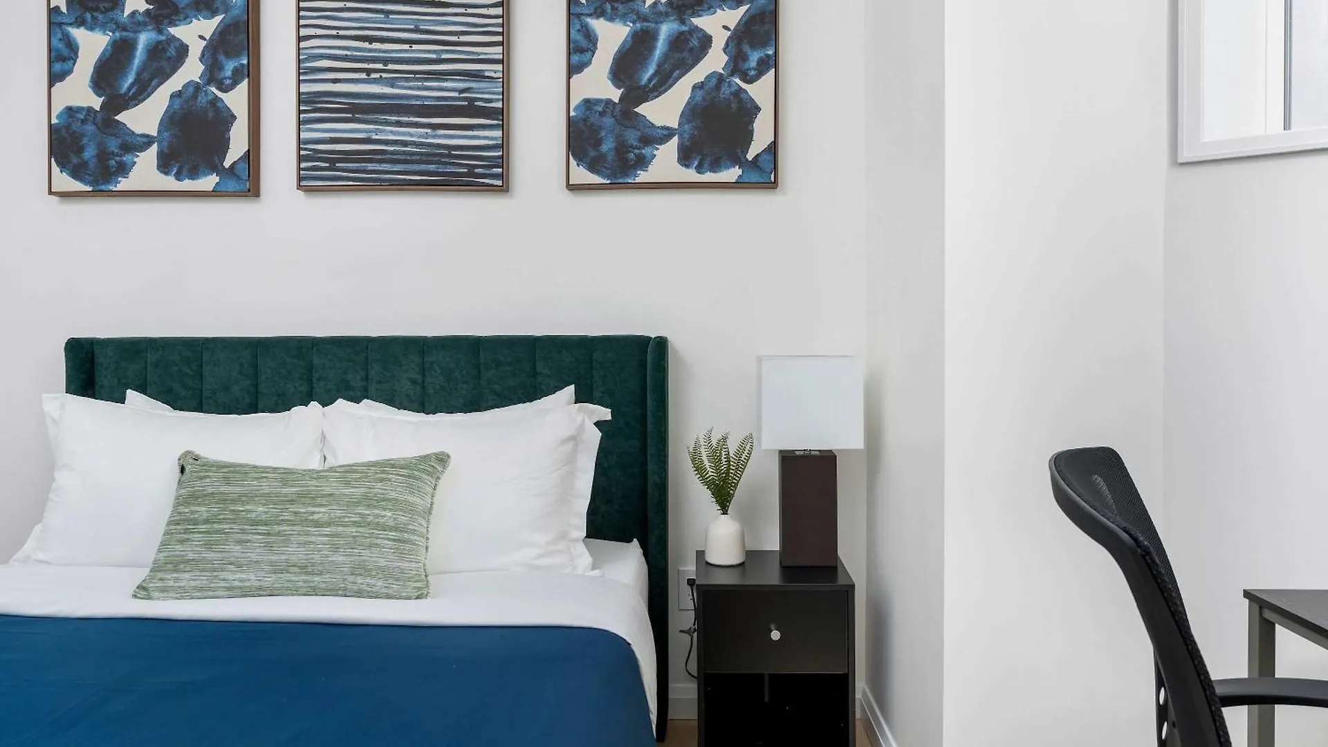 Luxury 2-Bedroom Oasis At College & Bathurst Toronto Holiday home