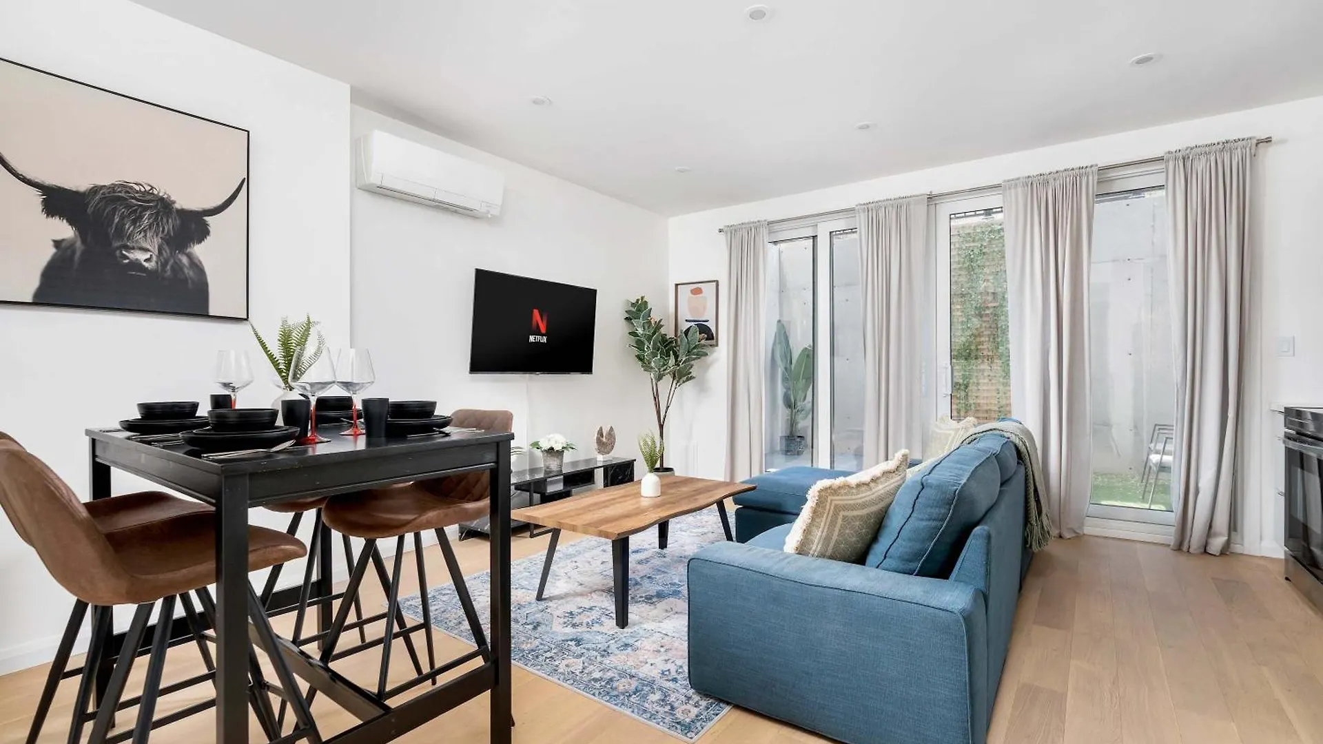 Luxury 2-Bedroom Oasis At College & Bathurst Toronto