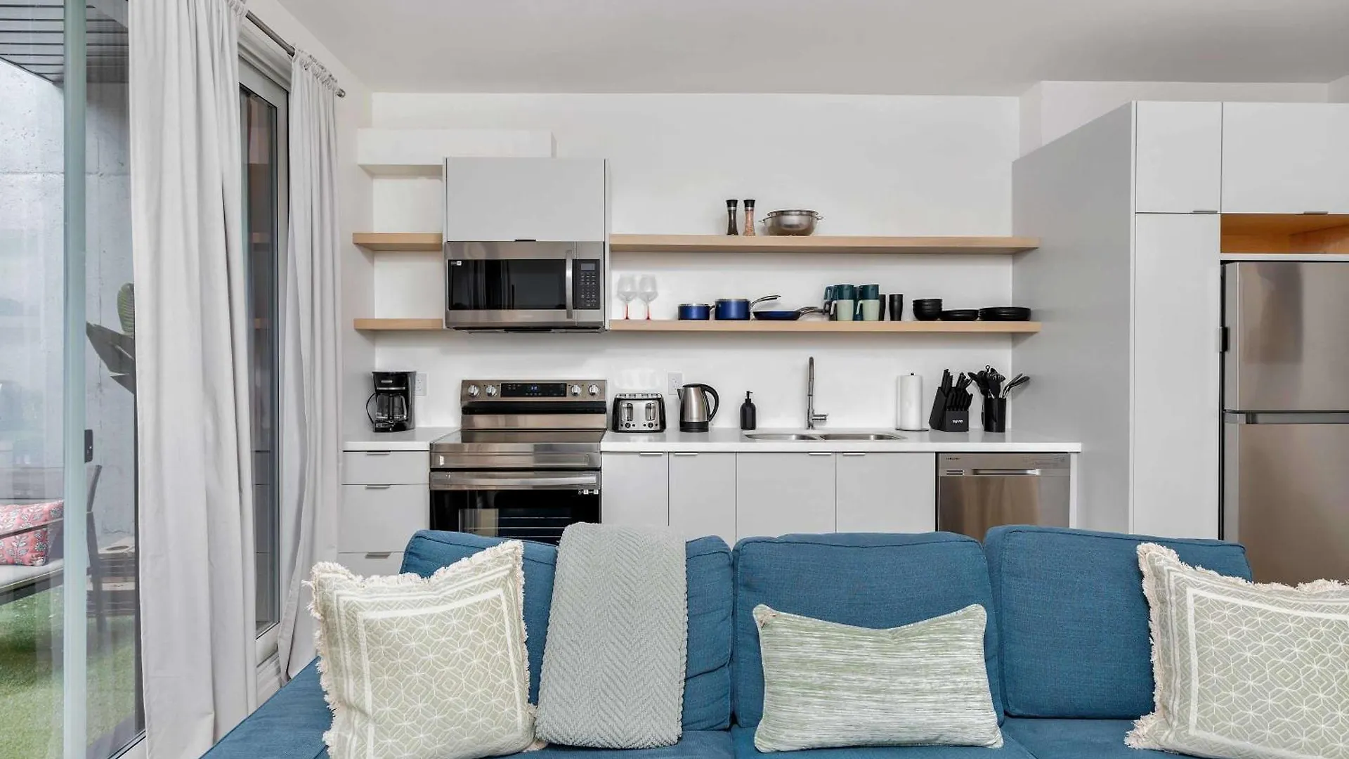 Luxury 2-Bedroom Oasis At College & Bathurst Toronto Holiday home