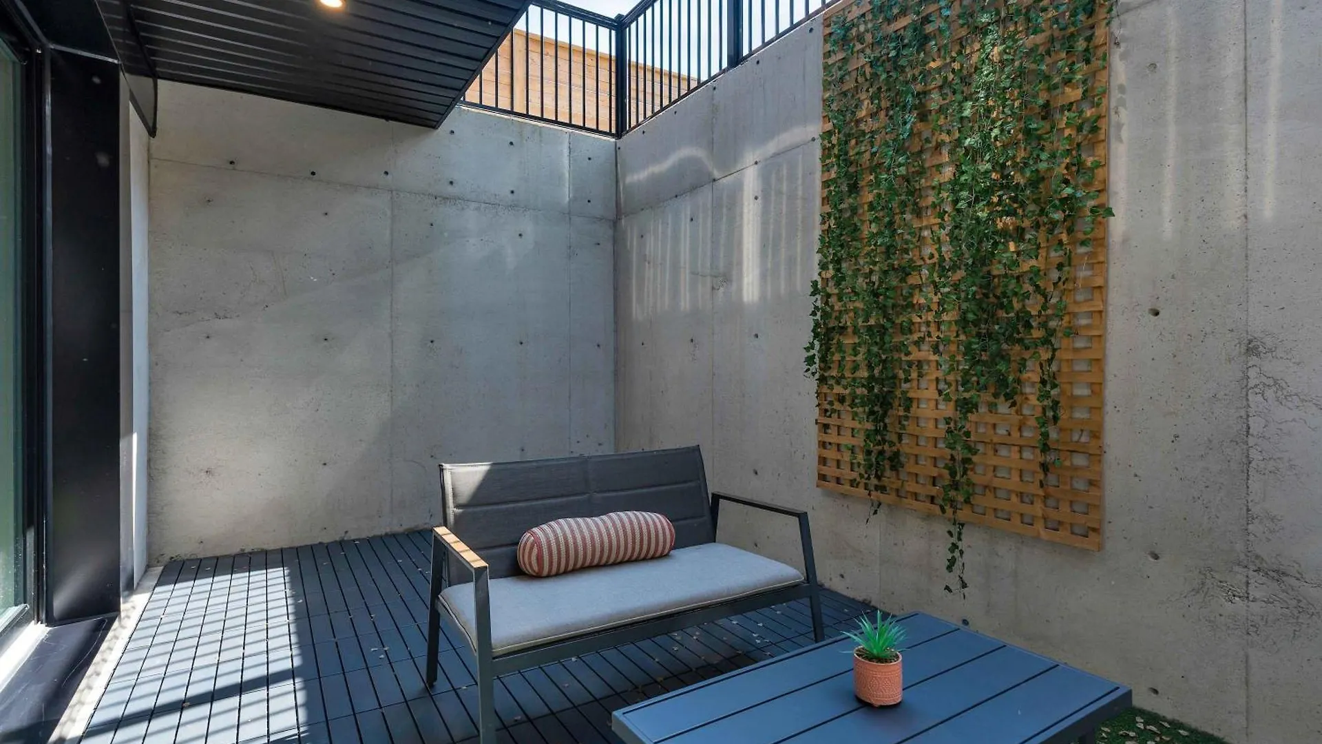 Holiday home Luxury 2-Bedroom Oasis At College & Bathurst Toronto